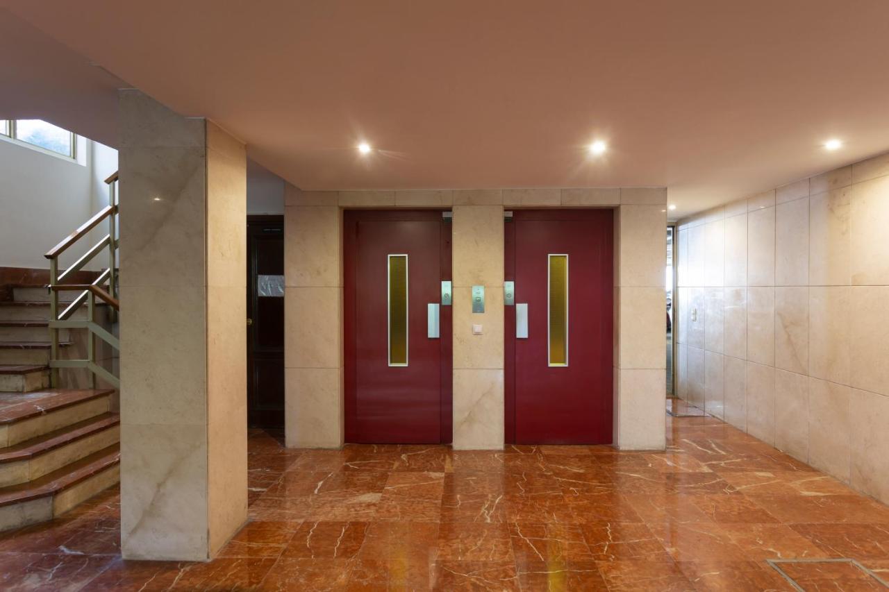 Borbolla Sevilla Urban - Parking Экстерьер фото